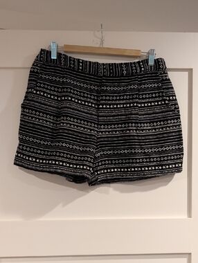 Black & White Patterned Woven Women's Shorts listed XXXL but fits like L or XL